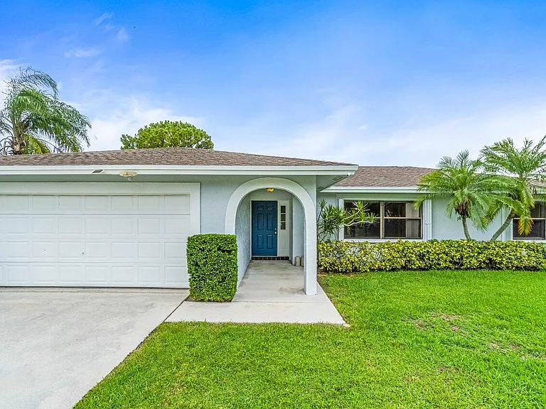 1849 Tulip Ln — Photo 4