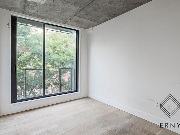 4th image of 152 Manhattan Ave Floor 3