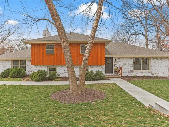 4330 NW Briarcliff Ln, Kansas City, MO 64116