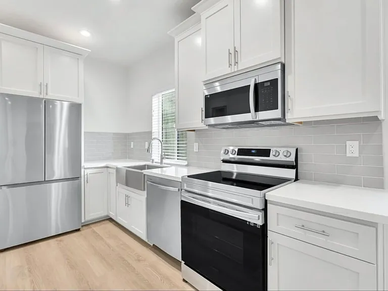 2 bedroom / 1 bath | Midtown Duplex Available Now — Photo 6