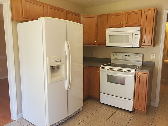 5th image of 815 Yorkshire Dr