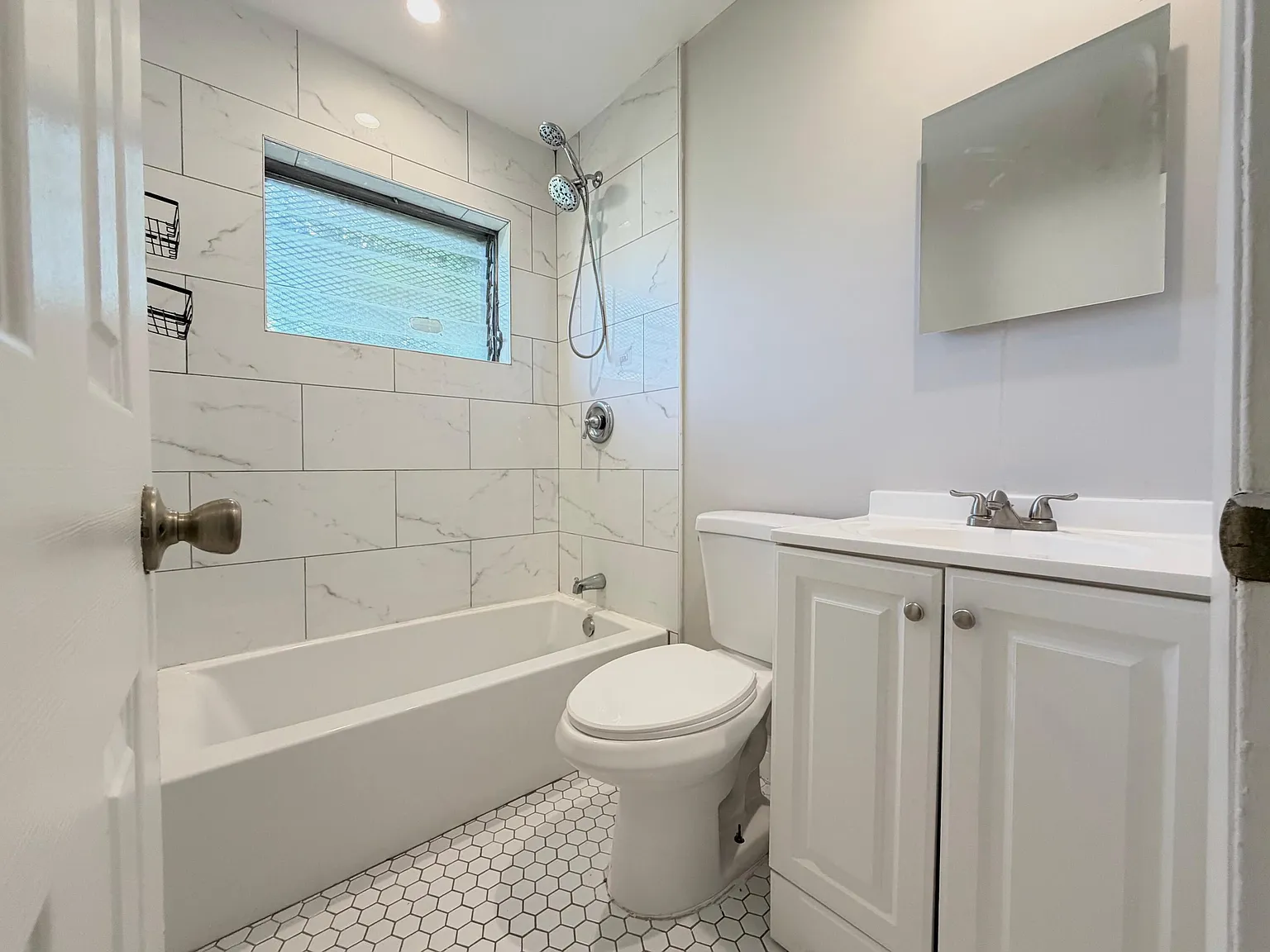 2 bed, 1.0 bath, 2492 sqft, $1,700 — Photo 3