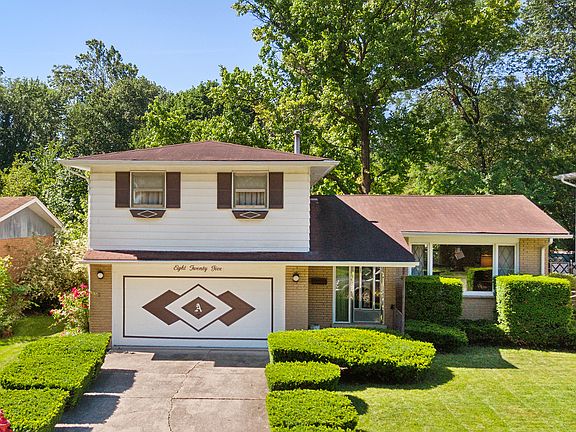 3rd image of 825 Riverview Dr