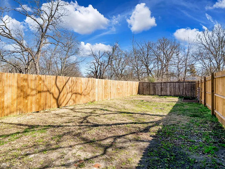 1433 S Travis St #A — Photo 50