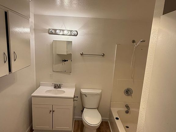 3rd image of 2154 Everett Ave #1
