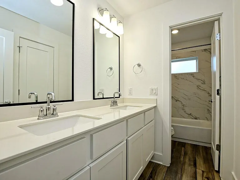 402 Zennia St — Photo 21