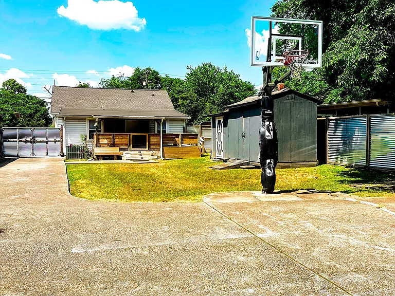 Maple St — Photo 3