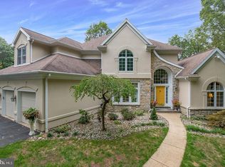 12 Hidden Pond Dr, Reading, PA 19607