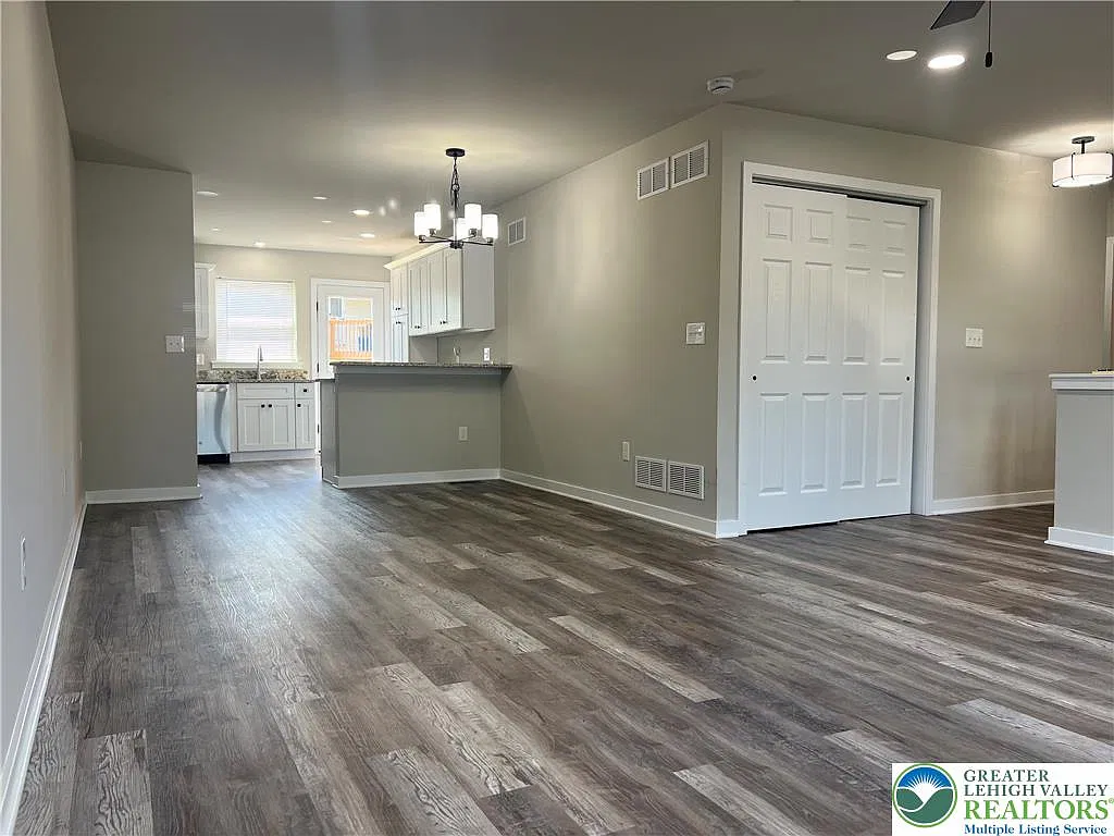4 bed, 3.0 bath, 1930 sqft, $2,700 — Photo 3