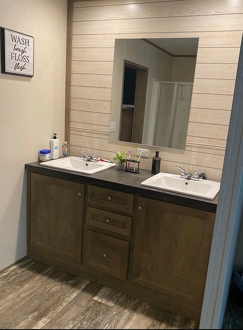 Spacious 4BR House in White Castle — Photo 3
