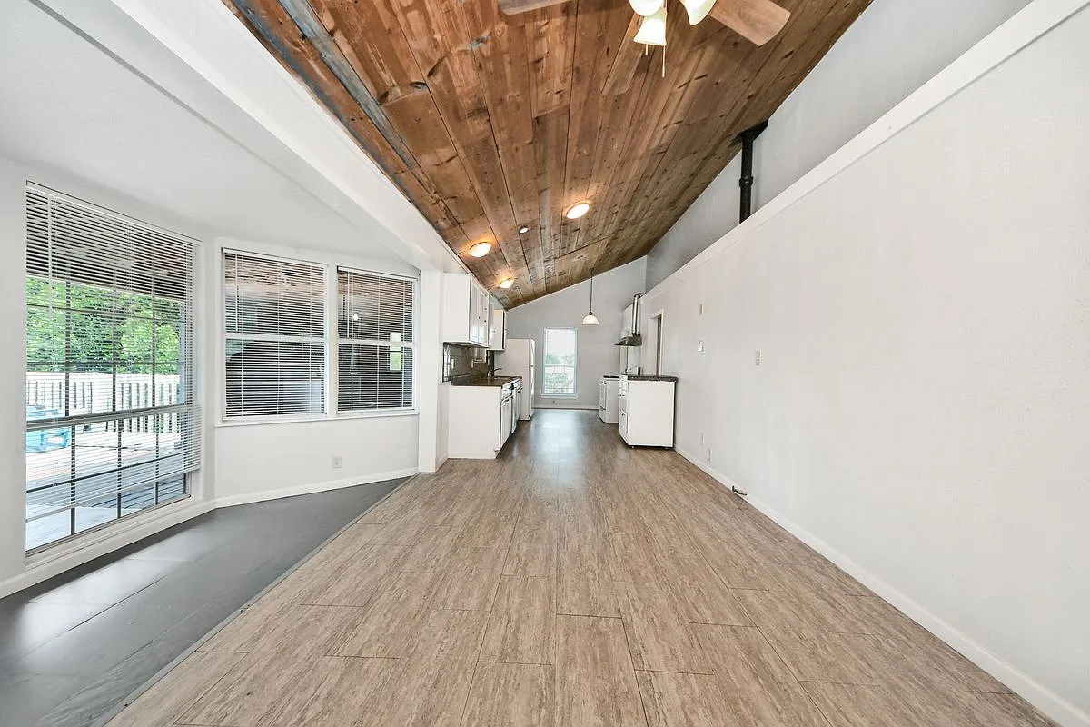 2 bed, 2.0 bath, 936 sqft, $1,300 — Photo 1