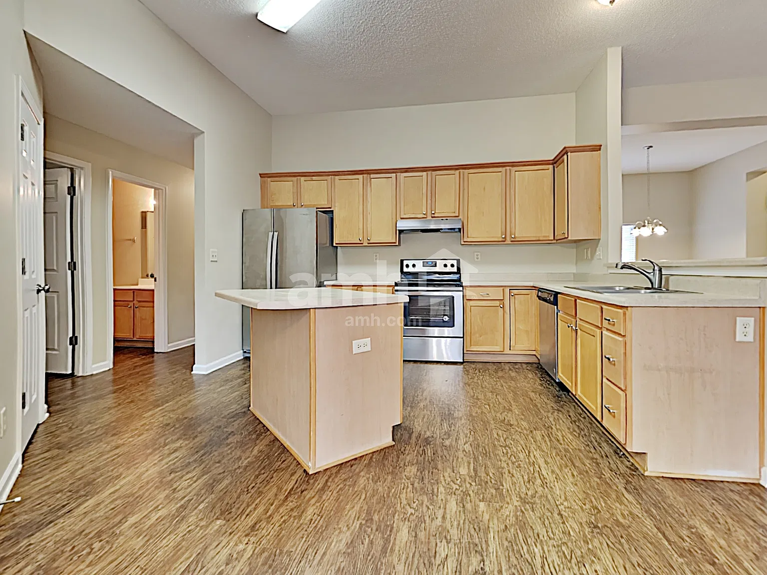 4 bed, 2.0 bath, 2220 sqft, $2,380 — Photo 4