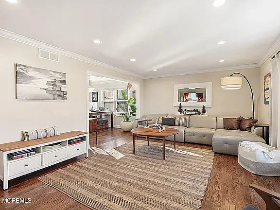 323 Suburban Dr — Photo 4