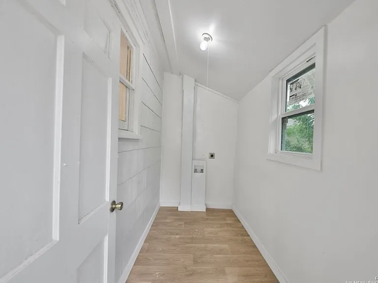127 Burke Ave — Photo 9