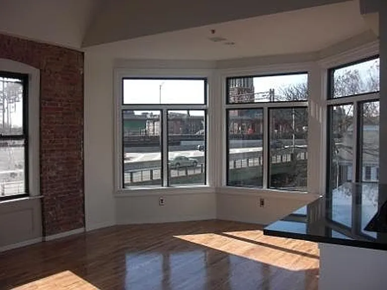 402 Broad St — Photo 5