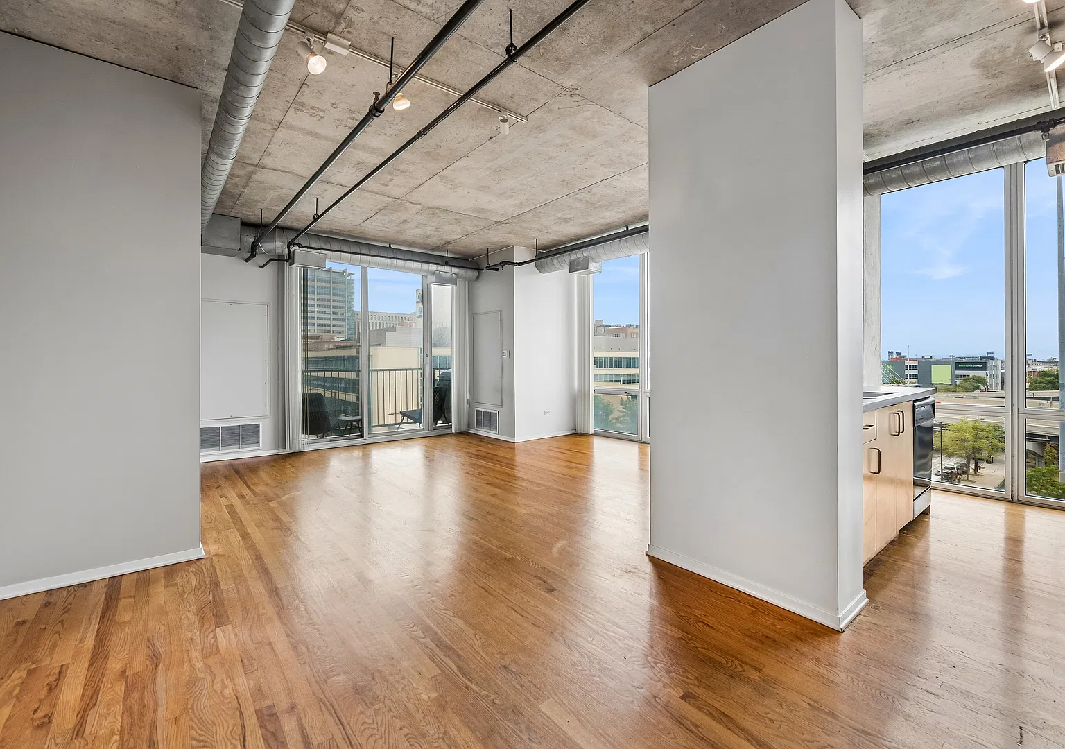2 bed, 1200 sqft, $3,200 — Photo 2