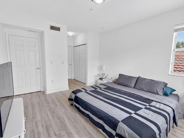 8020 Nob Hill Rd #305 — Photo 10