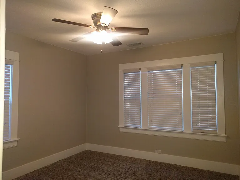 537 Auburn St — Photo 13