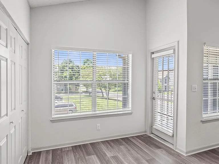 Summerlake Apartments — Photo 7