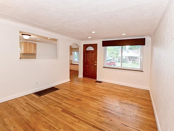 3rd image of 3811 N Broadlawn Cir