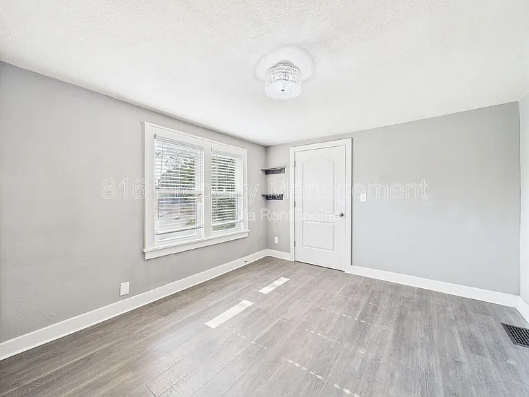 701 W Kansas St #B — Photo 14