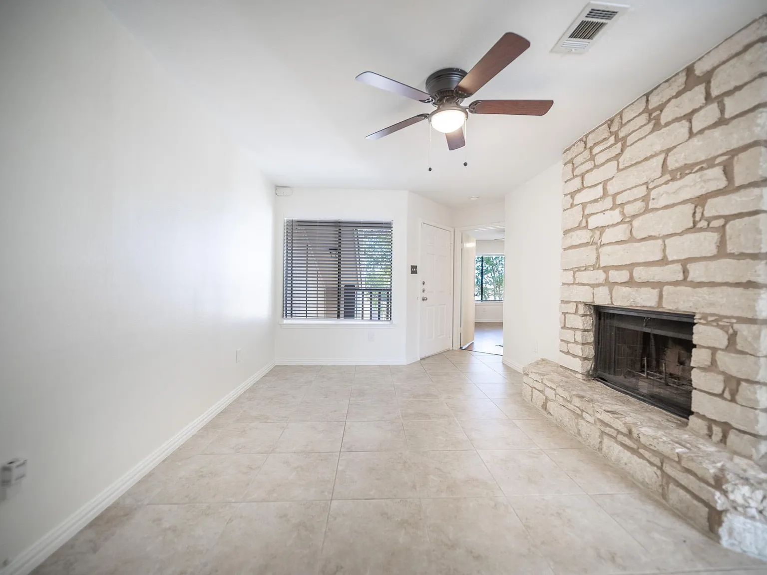 2 bed, 2.0 bath, 842 sqft, $1,500 — Photo 2