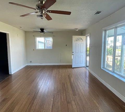 2nd image of 450 Lilac Ln