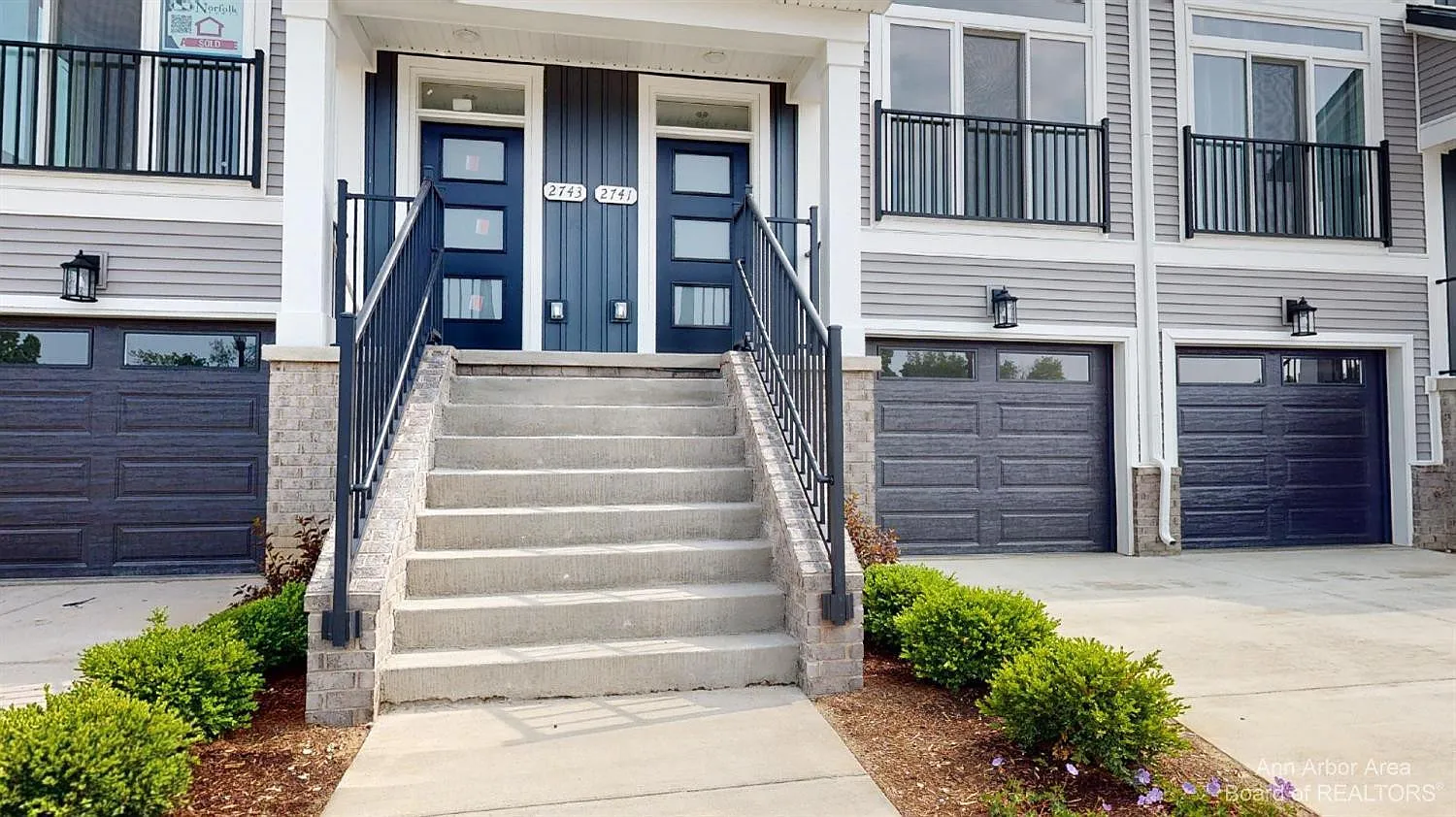 4 bed, 4.5 bath, 2594 sqft, $4,000 — Photo 1
