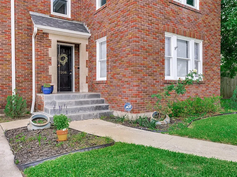 2208 Blodgett St #1 — Photo 2