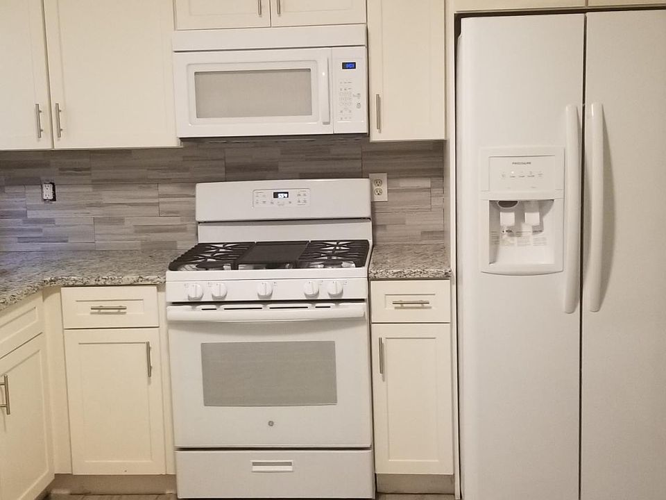 1st image of 881 Trace Cir NE