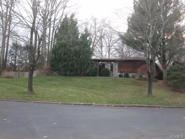 4 Stonehurst Ct, Pomona, NY 10970