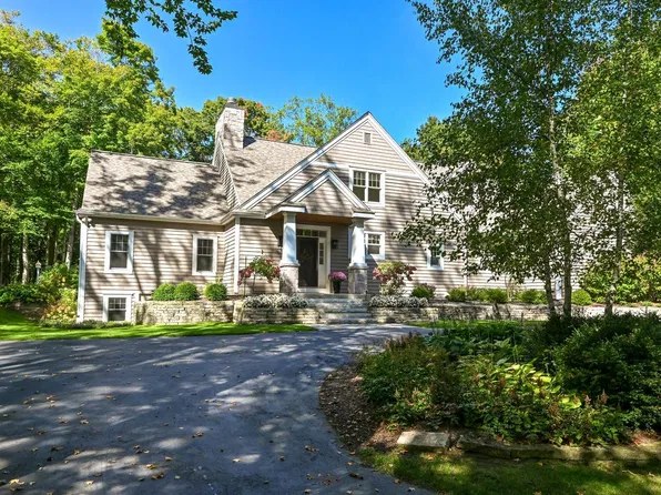 9226 W Hawthorne ROAD, Mequon, WI 53097
