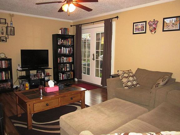 3rd image of 226 E Circle Dr