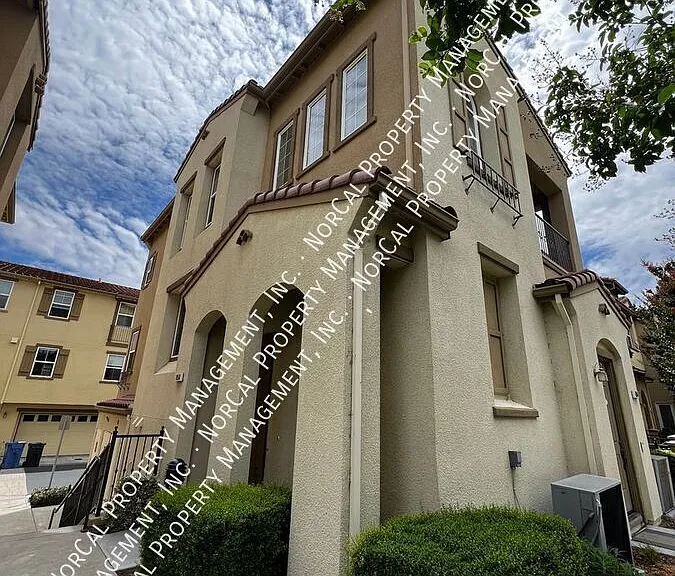 1058 Luz Del Sol Loop — Photo 1