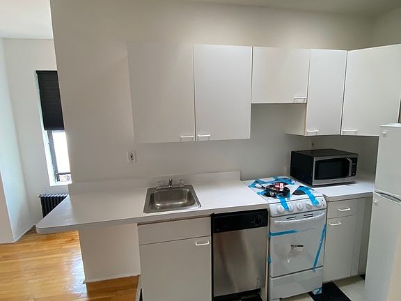 2nd image of 406 E 9th St APT 19