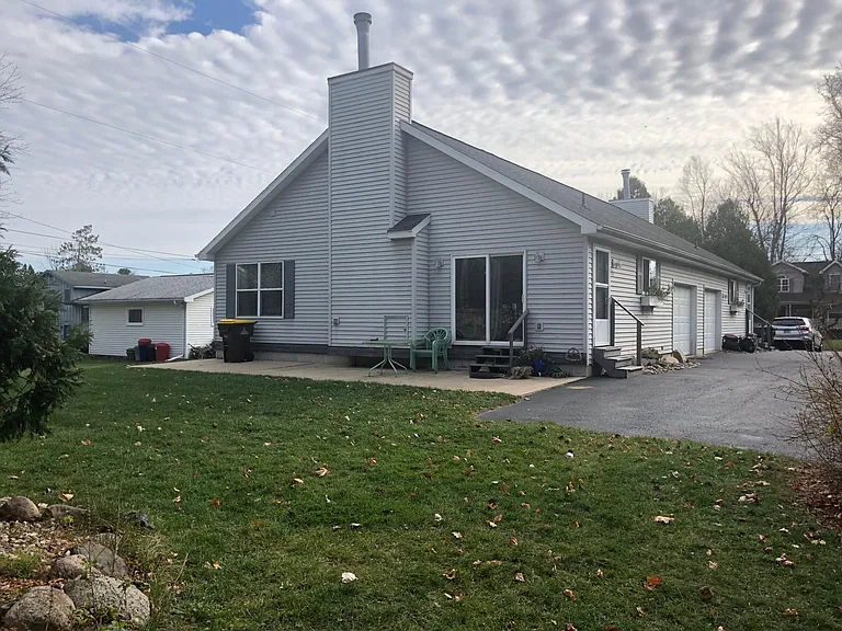 409 E Cherry St — Photo 1