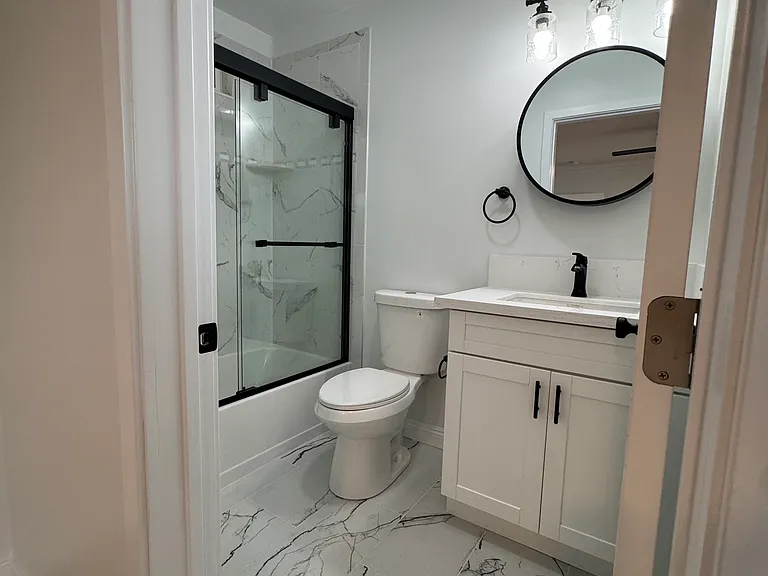 Bathroom 4 (Private for Bedroom 6)