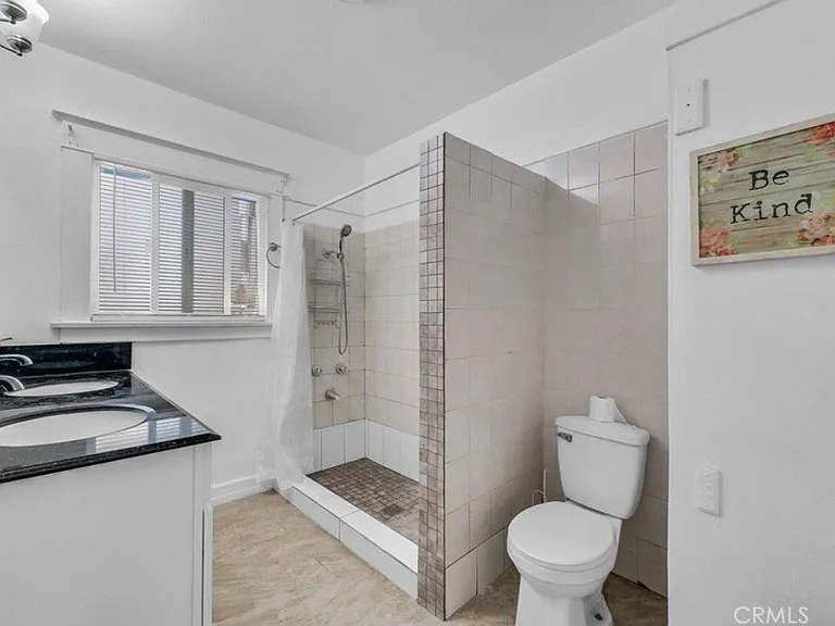 820 S Van Ness Ave — Photo 11