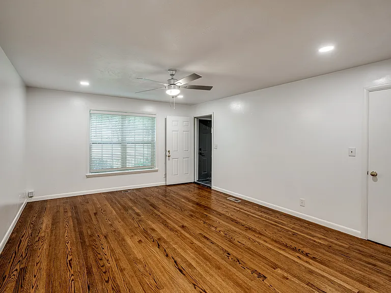 4620 N Harvey Pkwy — Photo 18