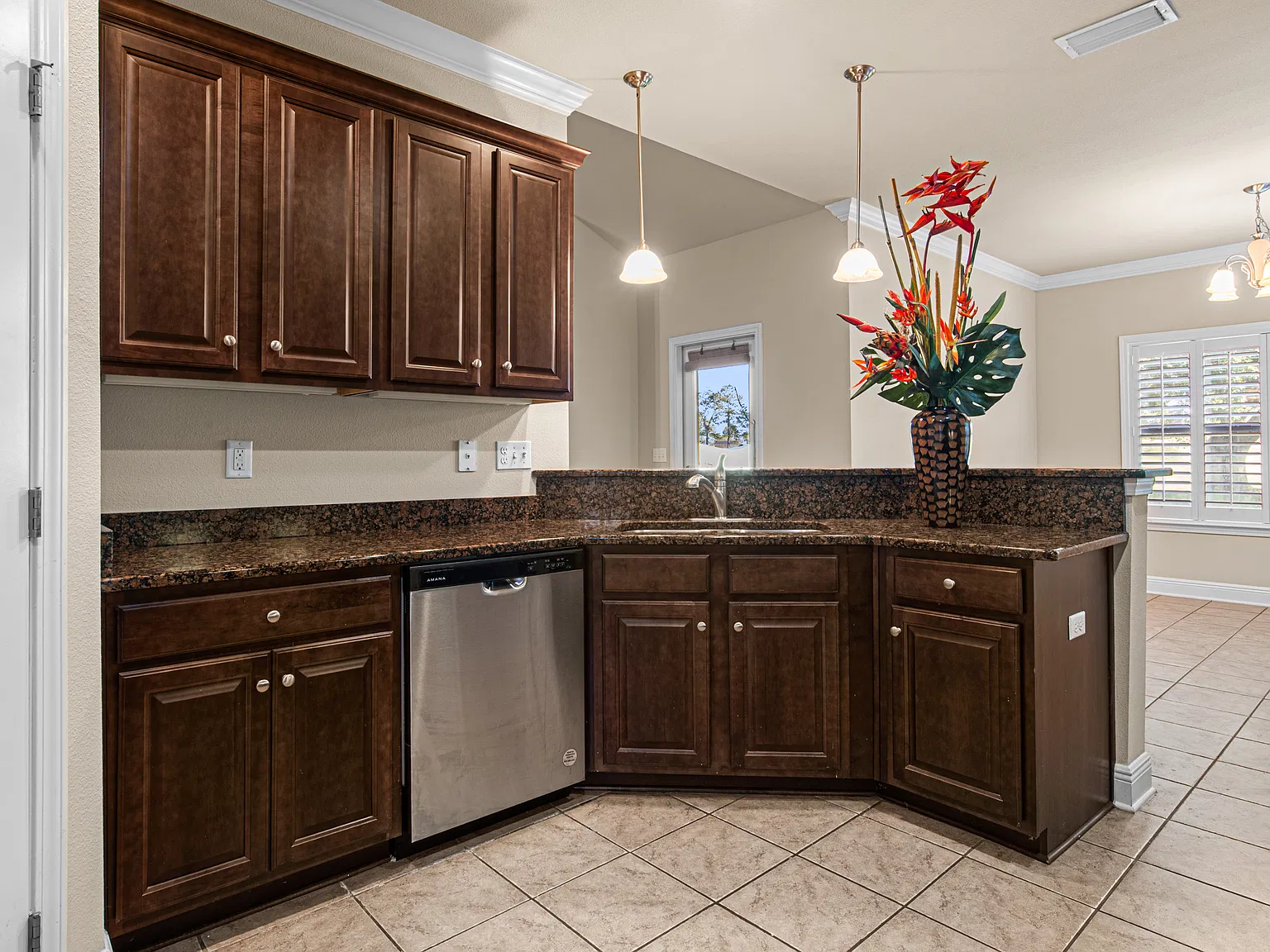 4 bed, 2.5 bath, 2354 sqft, $2,500 — Photo 2