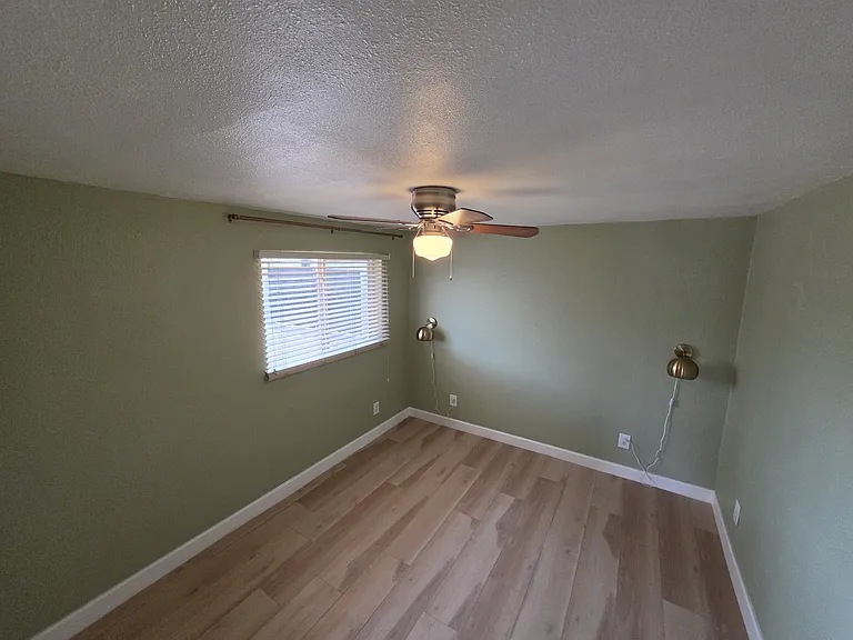 2803 E Monroe St — Photo 8