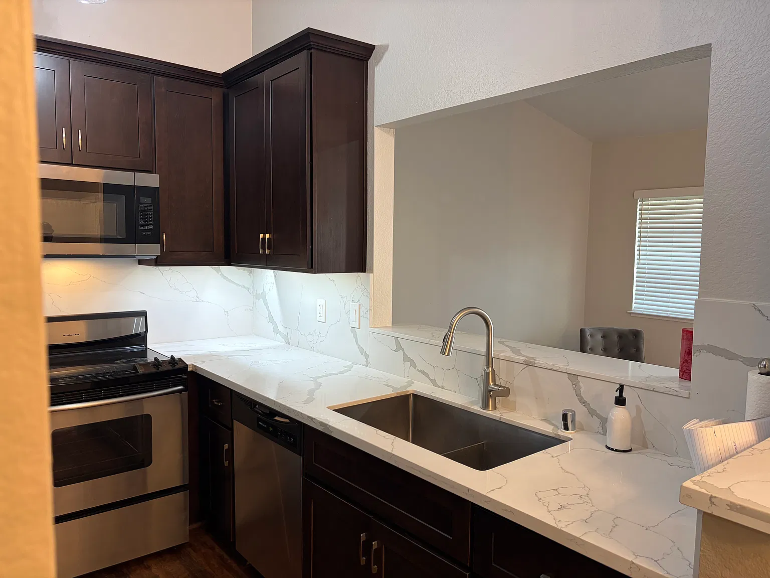 2 bed, 1054 sqft, $3,300 — Photo 3