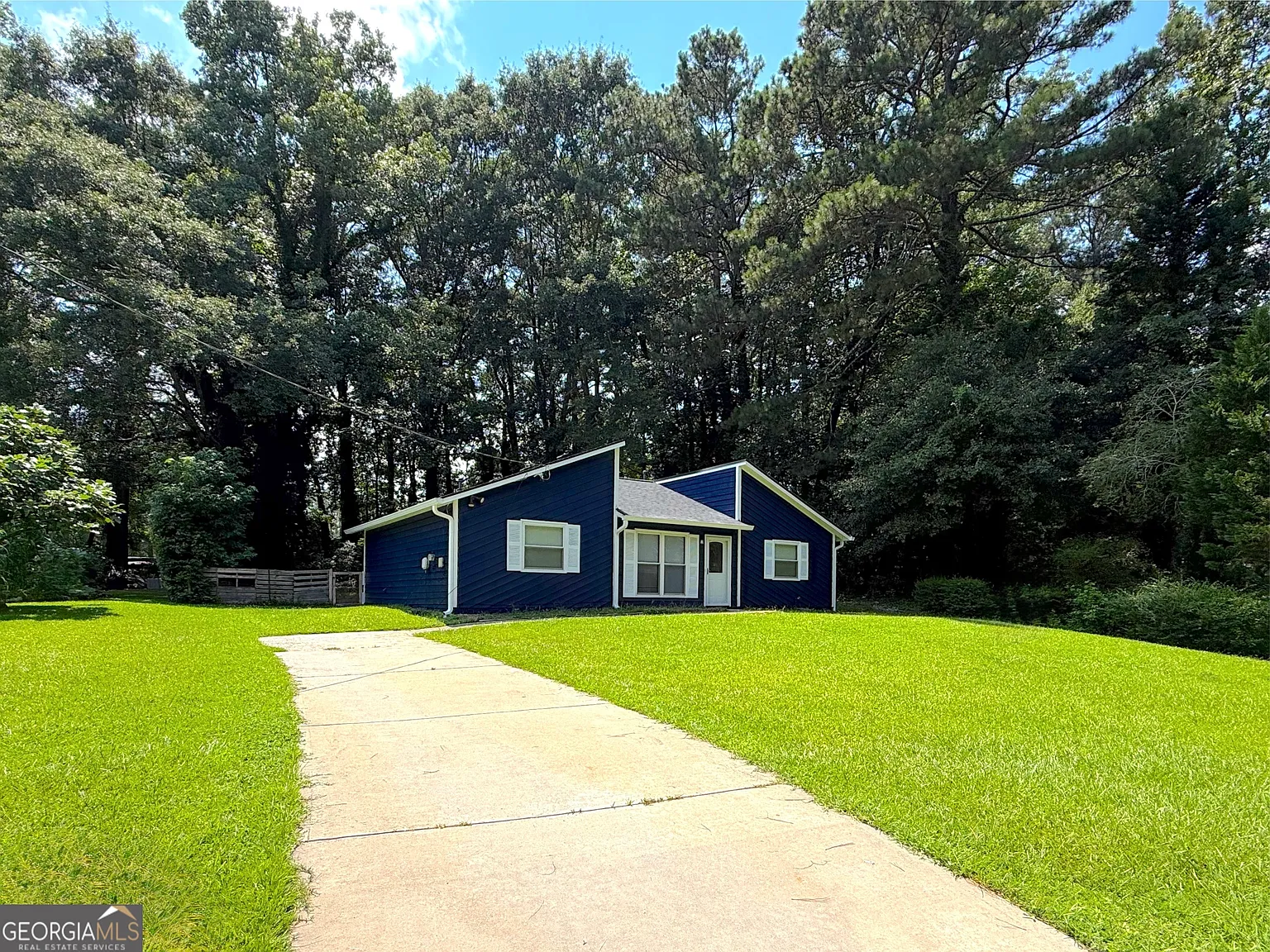 3 bed, 2.0 bath, 1204 sqft, $2,100 — Photo 2