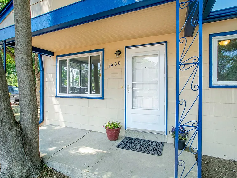 1900 Akron St — Photo 12