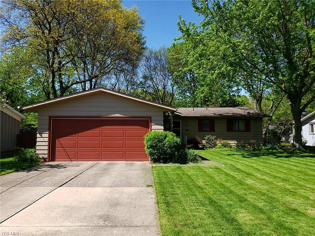 327 Janice Dr photo 1