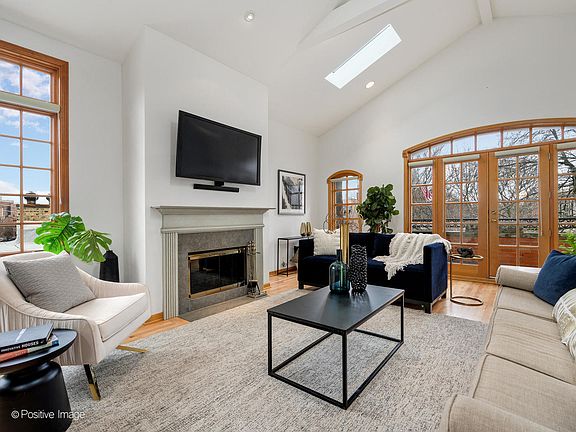 3rd image of 816 W Oakdale Ave APT 3
