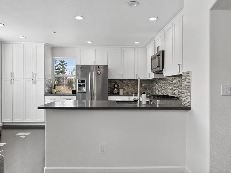 938 Visconti Pl — Photo 16