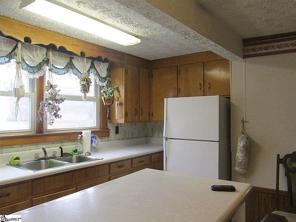 5th image of 100 Roosevelt Dr