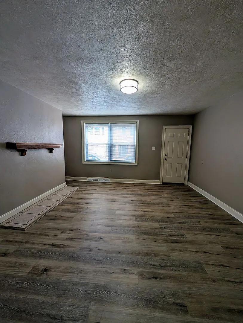 Southside Flats 3 bedroom! Central AC! Washer and Dryer Included! Available 8/21 — Photo 2