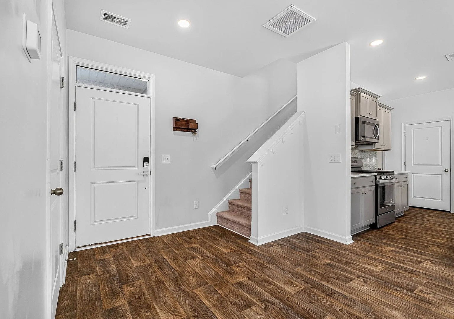 Spacious Summerville Home with Community Amenities — Photo 3
